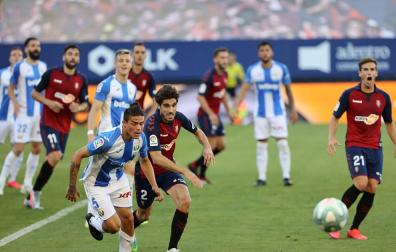 Nacho Vidal pugna por el balón con el defensor rival Jonathan Silva. Detrás, varios futbolistas observan la jugada.