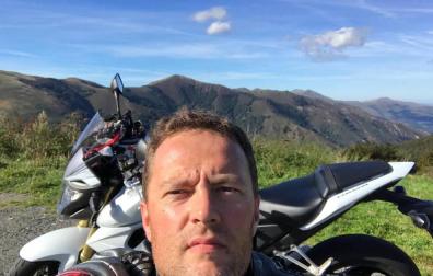 El motorista fallecido, apasionado de las motos y trabajador de Unión Carbide