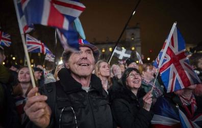 Una fiesta multitudinaria y sobrias vigilias en las últimas horas del 'brexit'