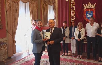 El exárbitro Alberto Undiano Mallenco recibe el cuarto 'Pañuelo de Pamplona'