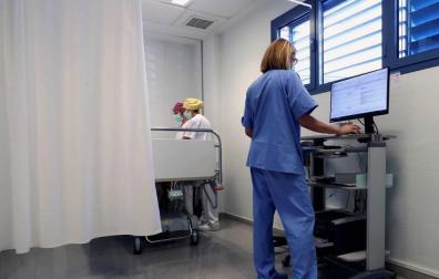 Personal sanitario trabaja en Urgencias del Centro de Salud de Fraga (Huesca), este miércoles.
