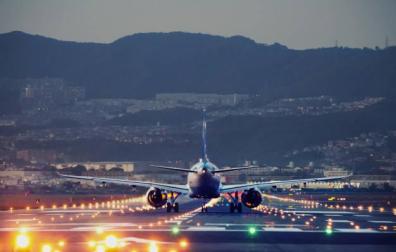 Imagen de un avión aterrizando en la pista