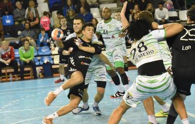 Ander Torriko, frenado por Antonio Bazán en el duelo de liga de esta pasada temporada en Santander. Ahora, ambos serán compañeros.