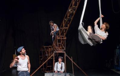 Txetxu Collado (izq.), Jorge Cordón, Javier Napal (en la grúa) e Izaskun Lasarte, integrantes de la compañía La Banda, el pasado miércoles durante un ensayo del espectáculo Kimera en el centro de creación El Punto de Berriozar. Esta obra de teatro-circo se representará el próximo 30 de julio en el Festival de Teatro de Olite.