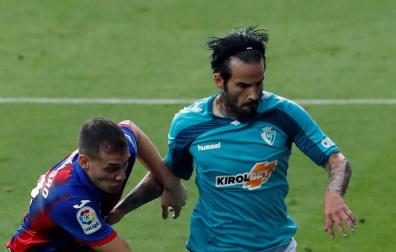 Cristóforo y Rubén García, en el partido disputado en Ipurua.