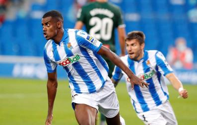 La Real remonta y empuja más al Espanyol al descenso