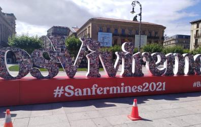 Sanfermines pasados en una escultura de la Plaza del Castillo