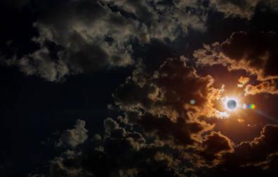 Imagen de la Luna entre las nubes