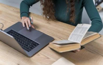 Imagen de una estudiante de idiomas