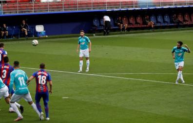 La falta que lanzó Rubén García (derecha) entró directamente por la escuadra del marco defendido por el meta local Dmitrovic como se ve en la imagen de la izquierda.