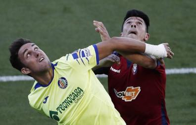Jaime Mata y Facundo Roncaglia, en el partido de este domingo en El Sadar.