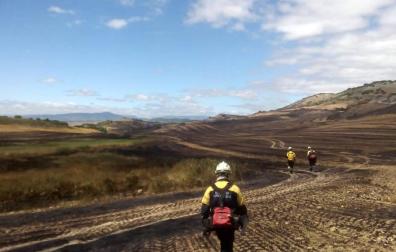 Bomberos, tras el control del incendio de Lerín.