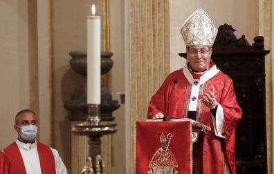 Varios mozos se han concentrado este martes, 7 de julio, en la Cuesta de Santo Domingo para entonar el cántico al Santo.