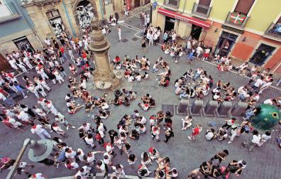 Música y concentración de gente en la plaza de Navarrería.