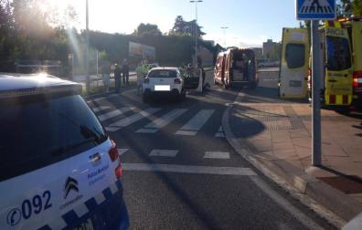 La Policía Municipal y los servicios de emergencias, en el lugar del atropello.