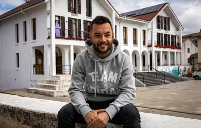 Dani Saldise, este martes por la mañana, con la fachada del Ayuntamiento de Irurtzun a sus espaldas. Además del Xota, también deja el pueblo que le ha visto crecer.