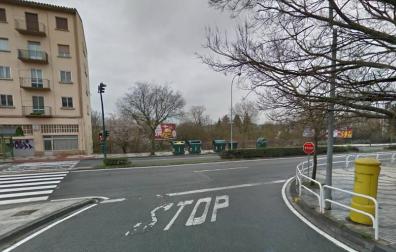 Pierde el control de su coche y choca contra un árbol en la avenida de Aróstegui
