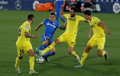 El centrocampista del Villarreal Vicente Iborra (2d) lucha con el uruguayo Mauro Arambarri (2i), del Getafe CF.