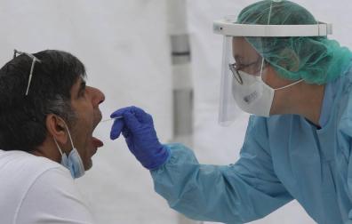 Una sanitaria le realiza un frotis bucal a un vecino de Ordizia en una de las carpas instaladas en el parque Barrena por el Ayuntamiento de Ordizia para realizar test ante el posible brote de COVID-19 detectado en la localidad guipuzcoana.