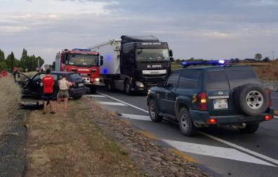 Dos heridos en la colisión de un camión y dos turismos en la N-121 en Tafalla