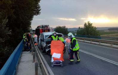 Bomberos trasladan a los heridos en Castejón.