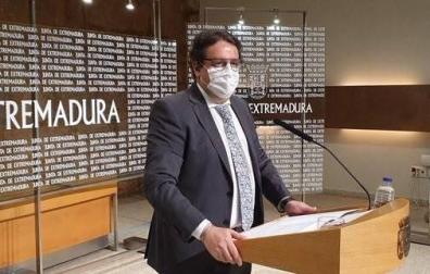 El consejero de Sanidad, José María Vergeles, en rueda de prensa en Mérida.