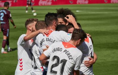 Los jugadores de Osasuna celebran el gol de Enric Gallego.