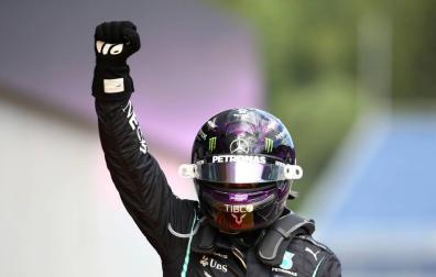 Lewis Hamilton celebra su victoria en el Gran Premio de Estiria.