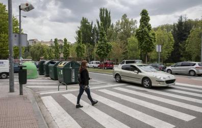 En algunas calles los contenedores impiden la visión del paso de cebra y suponen un peligro para peatones.