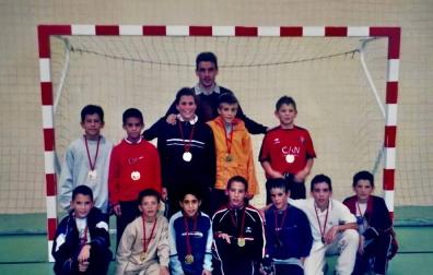 Juan Carlos Unzué junto a un equipo en un trofeo celebrado en Orkoien en 2001, cuando regresó a Osasuna.