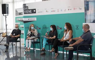 De izda. a dcha.: María Guerra Merino (AICE), Gorka García Izal (alcalde de Corella), José María Agramonte Aguirre (presidente de la Comunidad de Bardenas), Abel Casado Martínez y Eusebio Sáez García (Consorcio EDER), Merche Añón Montón (concejala de Cultura de Tudela), y Natalia Oliver Gimeno (Grupo Enhol), ayer en la plaza de los Fueros de Tudela.