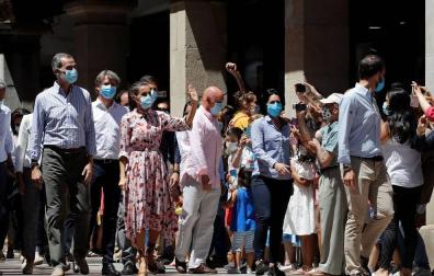 El rey Felipe VI, la reina Letizia saludan a los vecinos durante su recorrido por las calles de Soria este miércoles dentro de su gira por España tras la crisis del coronavirus.