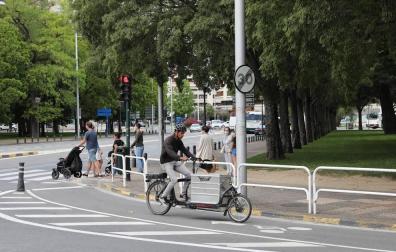 El tráfico y la urgencia llevan al carril bici a pisar zona verde en Antoniutti