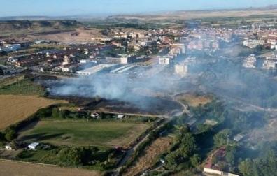 Un incendio afecta a una zona de campo próxima a varias viviendas en Tudela