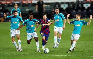 Imágenes del choque entre rojillos y culés correspondiente a la Jornada 37 de LaLiga Santander disputado en el Camp Nou. Victoria rojilla con goles de Arnaiz y Torres, Messi marcó para los locales.