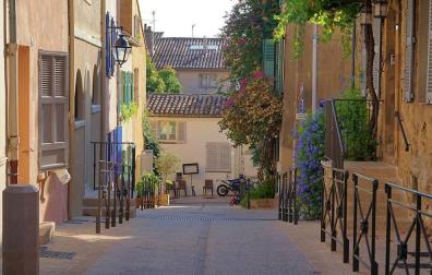 Vista de una calle en el centro de Saint-Tropez, Francia