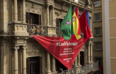 El Ayuntamiento de Pamplona despliega un gran pañuelo en la Casa Consistorial