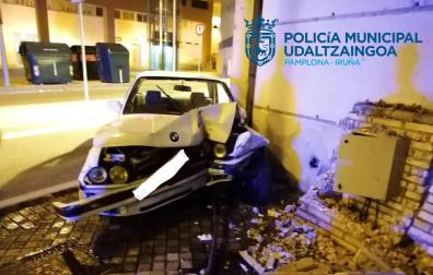 Un conductor choca contra un muro en Pamplona y una joven vuelca en la plaza de los Fueros