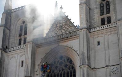Decenas de bomberos tratan de extinguir un incendio en la catedral de Nantes