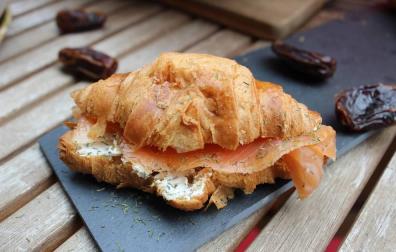 Cruasanes con salmón ahumado