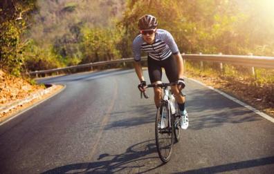 Un ciclista circula por una carretera nacional