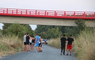 Un grupo de personas, en las inmediaciones del lugar donde fue encontrada la joven,  cerca del puente de la variante de Milagro.