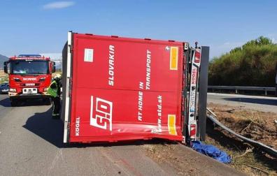 Retenciones en la AP-15, a la altura de Larragueta, por el accidente de un camión
