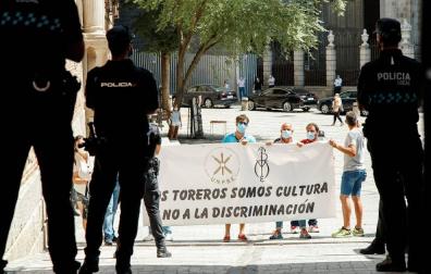Un grupo de taurinos recibe a la ministra Yolanda Díaz entre gritos e insultos
