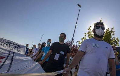 Más de un millar de personas, entre vecinos, trabajadores y familiares participaron en la protesta y pidieron “alternativas” y un futuro para la zona.