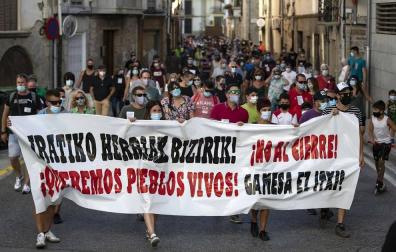 Más de un millar de personas, entre vecinos, trabajadores y familiares participaron en la protesta y pidieron “alternativas” y un futuro para la zona.