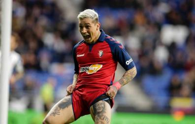 Chimy Ávila muestra sus tatuajes en la celebración de un gol.