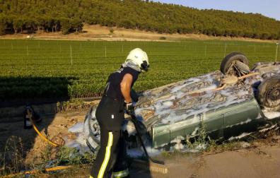 Un bombero, en el lugar del accidente en Falces.
