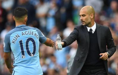 Pep Guardiola saluda al Kun Agüero.