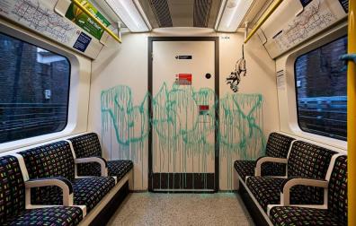 Banksy dibuja en el metro de Londres para impulsar el uso de la mascarilla